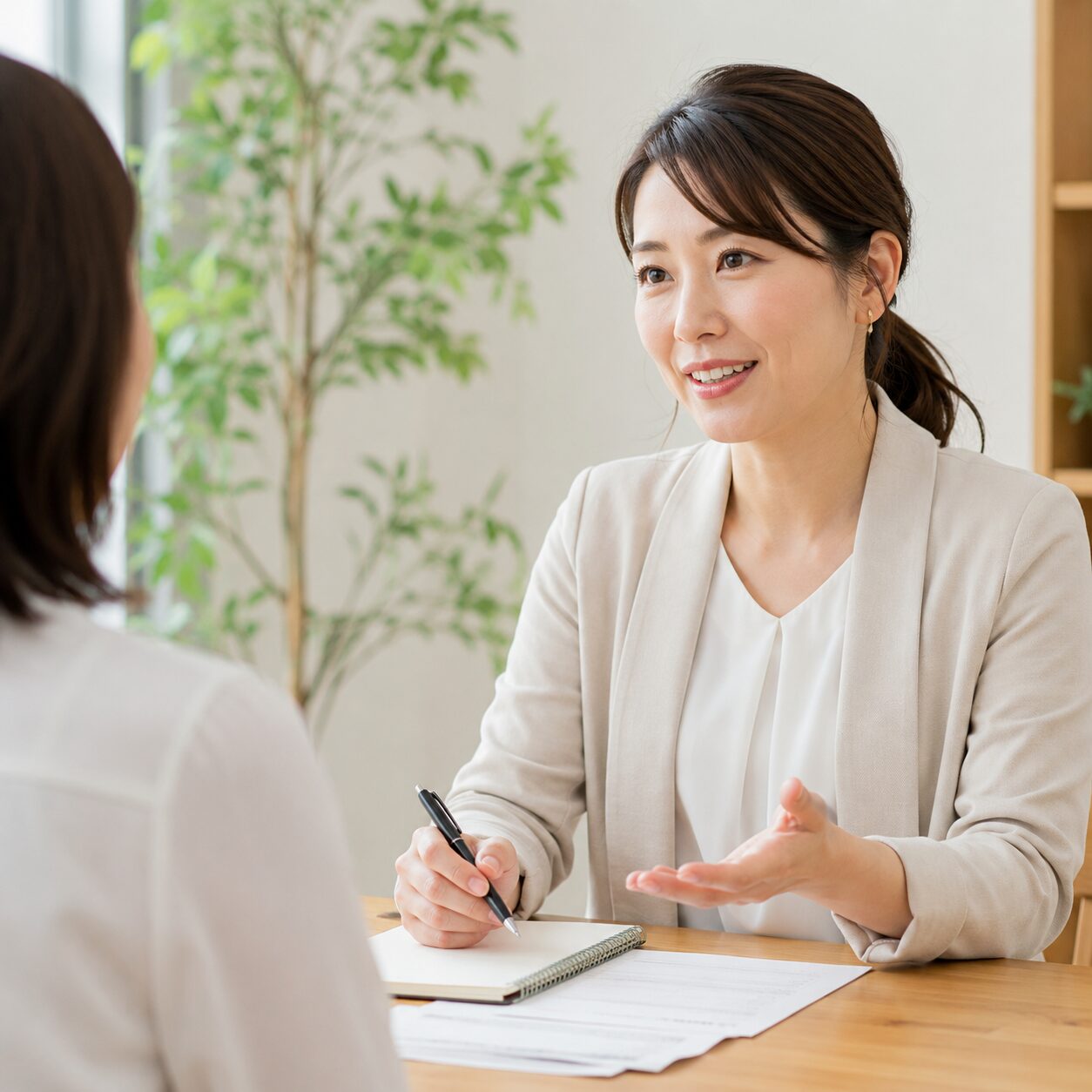 相談者と話す30代女性起業家のイメージ